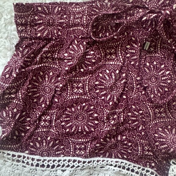 Cream and Red Floral Shorts with Lace Trim - Picture 3 of 4